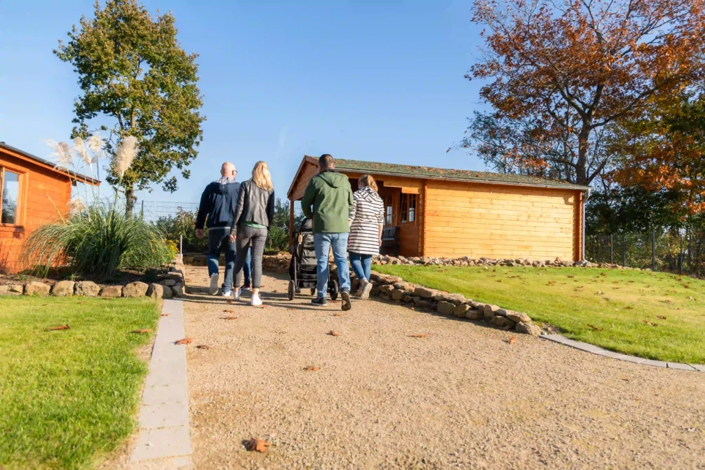 Besucher in der steda-Ausstellung Versen