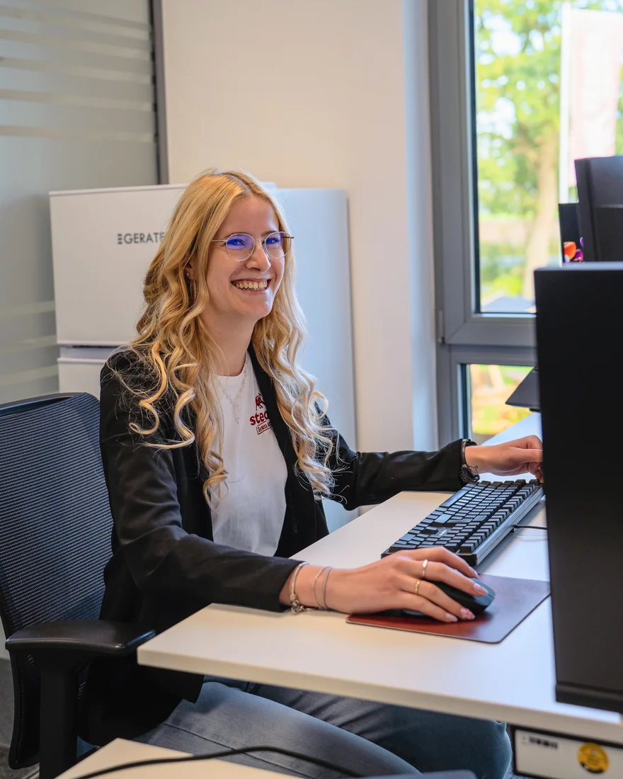 Azubine Maresa bei der Ausbildung zur Kauffrau für Groß- und Außenhandelsmanagement