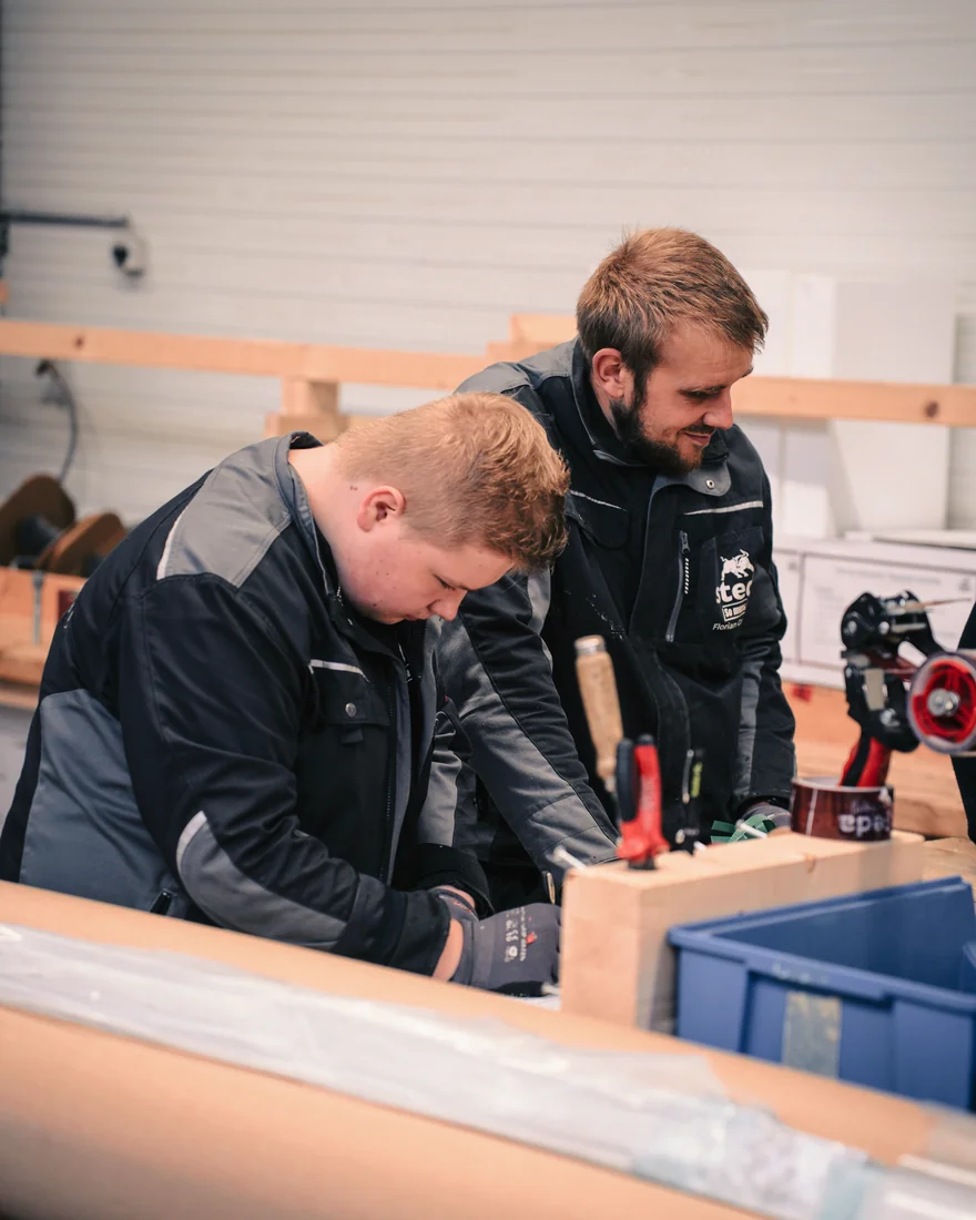 Azubi Silas bei der Ausbildung zur Fachkraft für Lagerlogistik